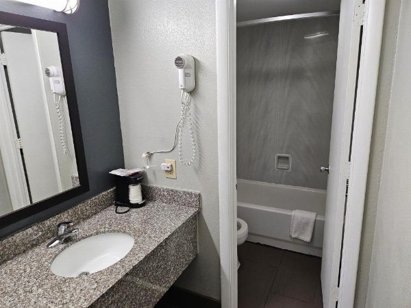 Econo Lodge Biltmore image 15
