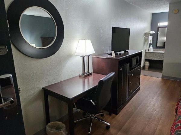 Econo Lodge Biltmore image 16