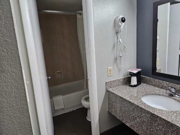 Econo Lodge Biltmore image 17