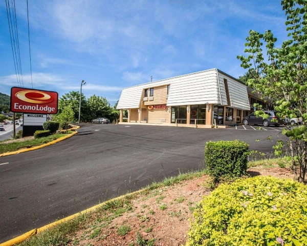 Econo Lodge Biltmore image 7